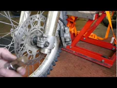 DRZ 400 - Front wheel removal + refit